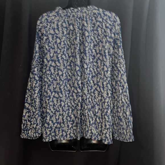 Old Navy Blue w/ white flowers ruffled top. Size XL - Picture 3 of 7